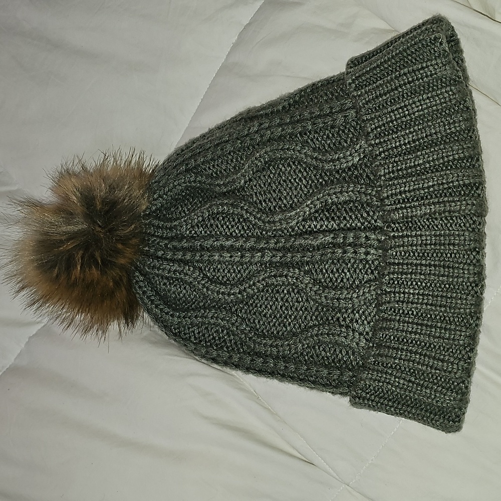 HUNTER GREEN BEANIE. Womens Like New Winter Beanie!! - Picture 5 of 6